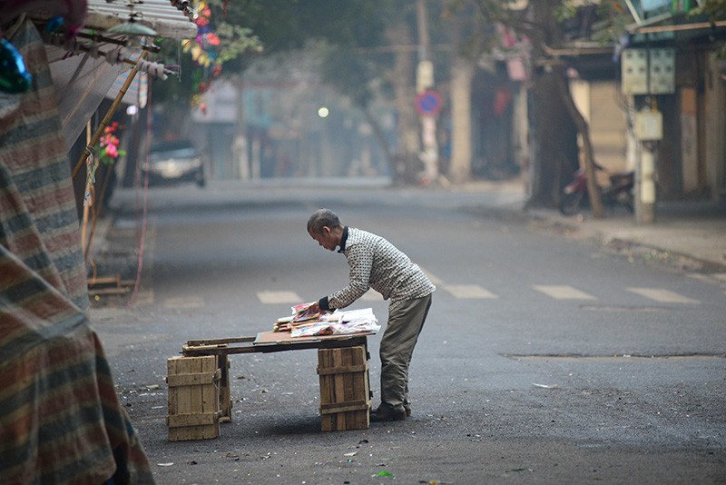 Người dân Thủ đô mua muối lấy may ngày mùng 1 Tết ảnh 8